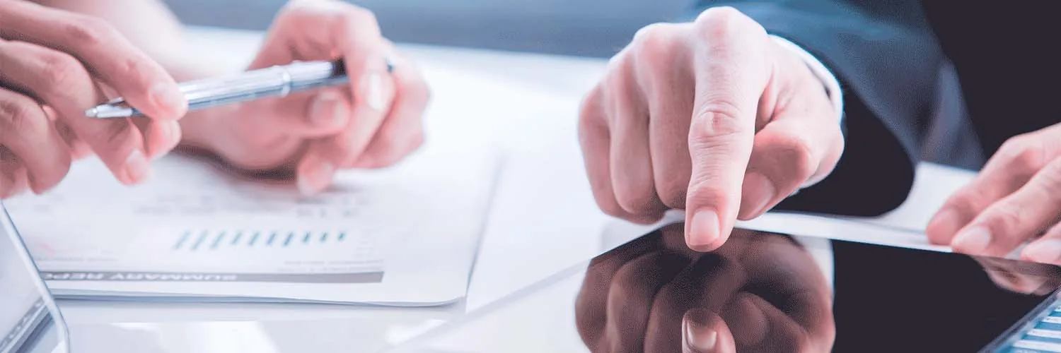 Profesionales revisando información financiera
